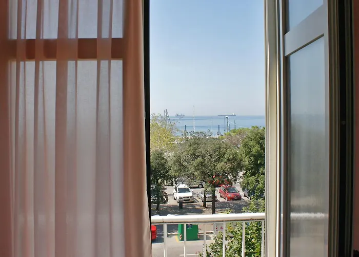 Tritone Готель