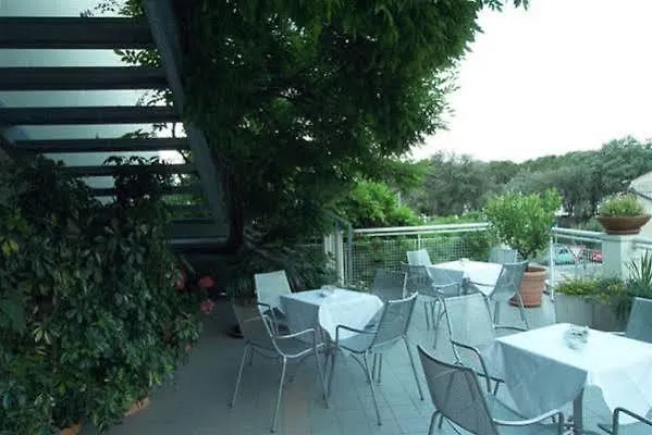 Tritone Готель 2*